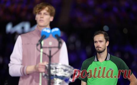 Чесноков предрек Медведеву скорый вылет из топ-3 рейтинга из-за Синнера. В начале прошлого сезона Медведев вышел в финал на пяти турнирах подряд и взял четыре трофея, из-за чего ему сложно увеличить отрыв от итальянца в рейтинге. Чесноков считает, что Синнер может просто ждать осечки россиянина