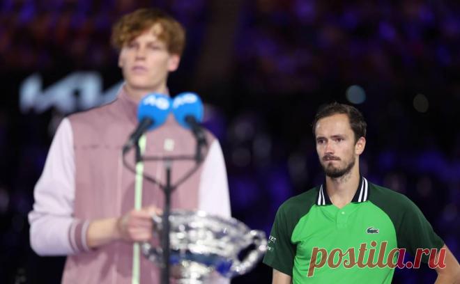Чесноков предрек Медведеву скорый вылет из топ-3 рейтинга из-за Синнера. В начале прошлого сезона Медведев вышел в финал на пяти турнирах подряд и взял четыре трофея, из-за чего ему сложно увеличить отрыв от итальянца в рейтинге. Чесноков считает, что Синнер может просто ждать осечки россиянина