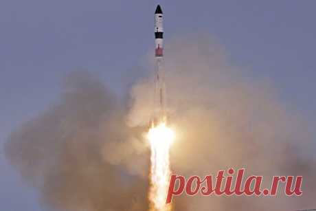 Обозначены сроки высадки российских космонавтов на Луну. Российские космонавты высадятся на Луну в 2031-2040 годы. Соответствующие сроки обозначены в докладе генерального конструктора России по пилотируемым космическим системам и комплексам, генконструктора Ракетно-космической корпорации (РКК) «Энергия», академика Российской академии наук (РАН) Владимира Соловьева.