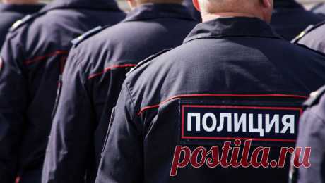 В Москве полицейские украли технику почти на 3 млн рублей во время обысков. В Москве сотрудники МВД украли товар почти на 2,9 млн рублей во время обысков. Об этом сообщает &quot;Сапа&quot;. По данным Telegram-канала, к краже денег, оргтехники и электроники причастны подполковник, старший лейтенант и несколько ...
