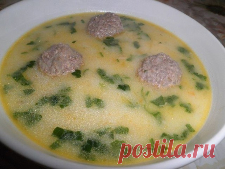 10 РЕЦЕПТОВ СЫРНЫХ СУПОВ 
1. Сырный суп (с шампиньонами и брокколи)
ИНГРЕДИЕНТЫ:
● Шампиньоны — 5-7 шт.
● Сырки — 2 шт.
● Брокколи — 200 г
● Картофель — 1-2 шт.
● Морковь — 1 шт.
● Соль, растительное масло для обжарки
ПРИГОТОВЛЕНИЕ:
1. Шампиньоны нарезаем. Обжариваем минут 5-10. Морковку трем на терке и тоже обжариваем.
2. Брокколи разделяем по соцветиям, на кусочки помельче. 
3. Можно брать свежую брокколи (в сезон), можно воспользоваться и замороженной. 
4. В таком случа...