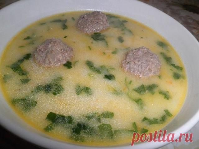 10 РЕЦЕПТОВ СЫРНЫХ СУПОВ 
1. Сырный суп (с шампиньонами и брокколи)
ИНГРЕДИЕНТЫ:
● Шампиньоны — 5-7 шт.
● Сырки — 2 шт.
● Брокколи — 200 г
● Картофель — 1-2 шт.
● Морковь — 1 шт.
● Соль, растительное масло для обжарки
ПРИГОТОВЛЕНИЕ:
1. Шампиньоны нарезаем. Обжариваем минут 5-10. Морковку трем на терке и тоже обжариваем.
2. Брокколи разделяем по соцветиям, на кусочки помельче. 
3. Можно брать свежую брокколи (в сезон), можно воспользоваться и замороженной. 
4. В таком случа...