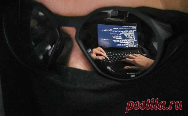 Microsoft заявила об атаке хакеров на посольства под видом «Касперского». Хакеры из группы Turla устанавливали на устройства жертв вредоносное ПО ApolloShadow, которое выдавали за программы от «Касперского». Целью атаки стали иностранные дипломаты, работающие в Москве, говорится в отчете Microsoft