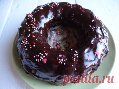 Сумасшедший пирог «Crazy Cake» — новомодный шоколадный пирог: такой мягкий, что кажется - теста вообще нет - Пир во время езды Этот торт реально обалденный, он настолько шоколадный, что каждый его кусочек ешь, как шоколадку. Что удивительно, ведь в тесте совсем немного шоколада, а в креме его вообще нет. И только глазурь выдает сущность этого безумно-шоколадного десерта. Я готовила Crazy Cake совсем по другому рецепту. В нем очень досконально подготавливался каждый этап. Но совсем недавно я […]
