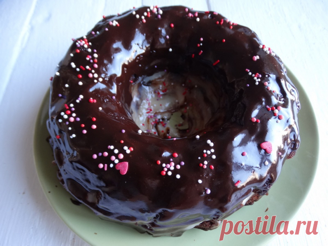 Сумасшедший пирог «Crazy Cake» — новомодный шоколадный пирог: такой мягкий, что кажется - теста вообще нет - Пир во время езды Этот торт реально обалденный, он настолько шоколадный, что каждый его кусочек ешь, как шоколадку. Что удивительно, ведь в тесте совсем немного шоколада, а в креме его вообще нет. И только глазурь выдает сущность этого безумно-шоколадного десерта. Я готовила Crazy Cake совсем по другому рецепту. В нем очень досконально подготавливался каждый этап. Но совсем недавно я […]