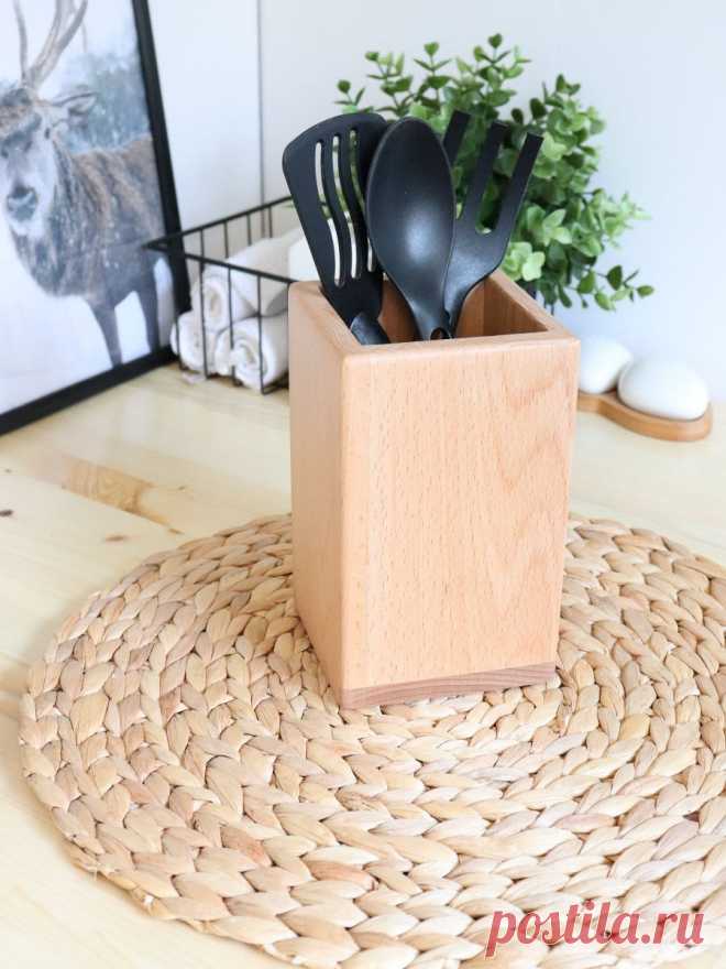 Подставка для столовых приборов / Подставка кухонная / Порядок на кухне, Сканди Home Подставка для столовых приборов - красивая деталь, которая приживется на кухне с любым интерьером, а также послужит украшением стола. Имеет очень простой дизайн, но за счет натуральных материалов и выразительного древесного рисунка выглядит интересно и стильно. Изготавливается без использования клея. Крепеж выполнен столярными шпильками (на фото) что обеспечивает более крепкую конструкцию