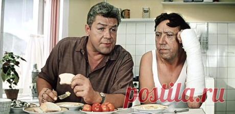 В &quot;Бриллиантовой руке&quot; было много моментов, к которым придралась советская цензура: две проститутки, сцена пьянства главного положительного героя, безалаберность таможенников и многое другое. Гайдай пошёл на хитрость: приклеил в конце фильма ядерный взрыв и заявил комиссии Госкино, что они могут вырезать что угодно, кроме взрыва. Комиссия ответила наоборот: взрыв придётся удалить, а остальное пусть остаётся как есть, чего режиссёр и добивался. / История цивилизаций!