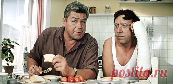 В "Бриллиантовой руке" было много моментов, к которым придралась советская цензура: две проститутки, сцена пьянства главного положительного героя, безалаберность таможенников и многое другое. Гайдай пошёл на хитрость: приклеил в конце фильма ядерный взрыв и заявил комиссии Госкино, что они могут вырезать что угодно, кроме взрыва. Комиссия ответила наоборот: взрыв придётся удалить, а остальное пусть остаётся как есть, чего режиссёр и добивался. / История цивилизаций!