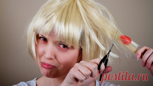 Удалите прилипшую к волосам жевательную резинку, смазав её вазелином или арахисовой пастой.