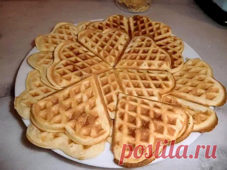 Молочное печенье. 100 г сахара. 250 г муки. 0,5 стакана теплого молока. 100 г... Молочное печенье.100 г сахара250 г муки0,5 стакана теплого молока100 г растопленного слив. масла2 яица1 ч.л. разрыхлителяВзбиваю тесто миксером: сначала яица и сахар, а потом все остальное, муку и разрыхлитель в последнюю очередь. Выпекаю в форме. Такое тесто подойдет и для электроформы.Печенье