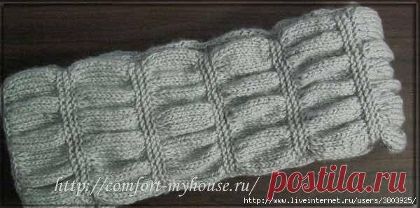 Сжатый вязаный спицами шарф гармошка