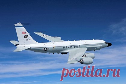 Американские самолеты-разведчики заметили у границы Польши и Украины. Три стратегических разведывательных самолета Военно-воздушных сил (ВВС) США 20 февраля совершили полеты у границы Польши и Украины. Так, Boeing RC-135W Rivet Joint с позывным JAKE11 несколько раз кружил над польскими городами Люблин, Замосць и Седльце. Самолет находился на средней высоте 9,7 километра.