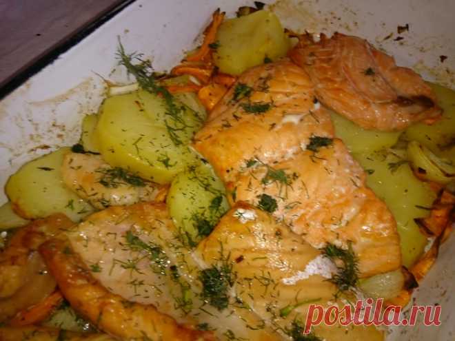 Лосось запеченный с картошкой 
Это блюдо, необычайно вкусное и простое в приготовлении. Ингредиенты для четырех человек -600 г филе лосося ( без кожи) -2 небольшие луковицы -2 моркови -8-10 средних картофелин -3 столовые ложки сли…