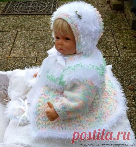 МЕЛАНЖЕВЫЙ  КОМПЛЕКТ  С  ТРАВКОЙ
 это будет мой первый МК, никогда таким не занималась, но всё в жизни бывает первый раз... 
 
 ПОЕХАЛИ!!!!!
 
Комплект вяжу на девочку 6ти месяцев.  Вязать буду из акрила ДОРА от МАДАМ ТРИКОТ   и травка САМБА от ЯРНАРТ 
 
ПАЛЬТО вяжу одним полотном. На спицы № 3 набрала 222 петли (количество петель = окружности грудной клетки х 2) пряжей ДОРА.  Провязала 20см юбки (до кокетки) узором "Павлиньи перья"
 
 
 
сократила петли в 2 раз - провязал...