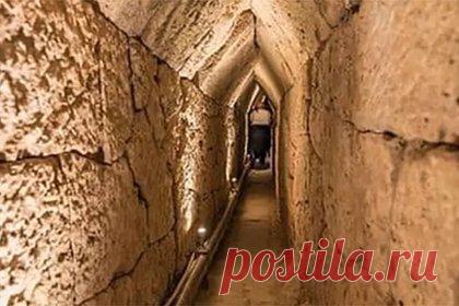 Под древнеегипетским храмом обнаружили километровый тоннель. Команда археологов нашла под древнеегипетским храмом в честь Осириса и Исиды километровый тоннель. Как уточняется, находка была обнаружена на глубине около 20 метров в городе Тапосирис Магна к западу от Александрии. Сам тоннель обладает высотой около двух метров и имеет протяженность 1305 метров.