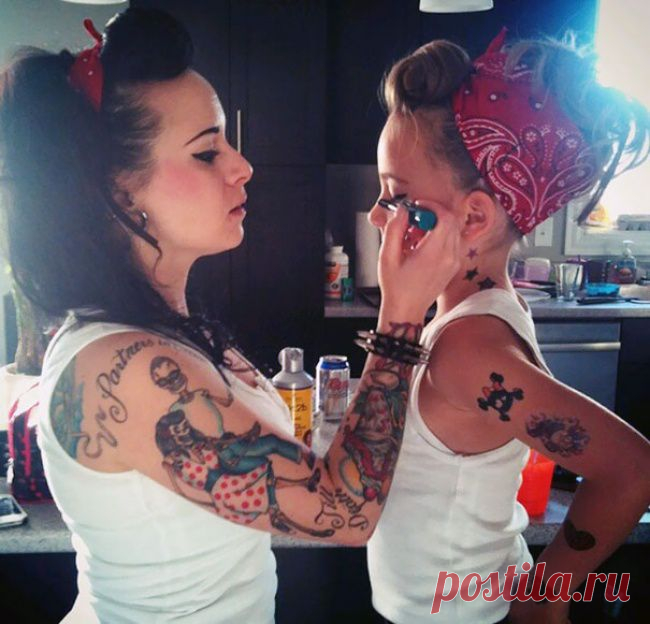 Мамы и их дочки как две капли воды на этих фотографиях