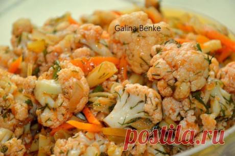 ( ړײ ) ɐниvɐɹ (ړײ) 
Очень вкусный,сочный салатик . 

Цветная капуста – 450-500 грамм, болгарский перец красный 1-2 шт ( у меня был жёлтый и оранжевый) морковь-1-2 штуки, 1 банка консервированной белой стручковой фасоли, пару зубчиков чеснока, острый перчик,1 луковица,томатная паста соль,сахар по вкусу,по щепотке красного и черного перца, уксус 70%-ный, укроп 1 пучок. Масло для жарки. 

Цветную капусту разобрать на соцветия и хорошенько промыть под проточной водой. На плиту...