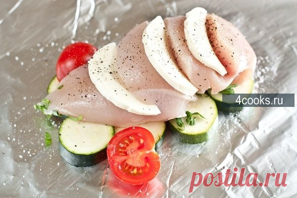 Куриные грудки запеченные с моцареллой и овощами.