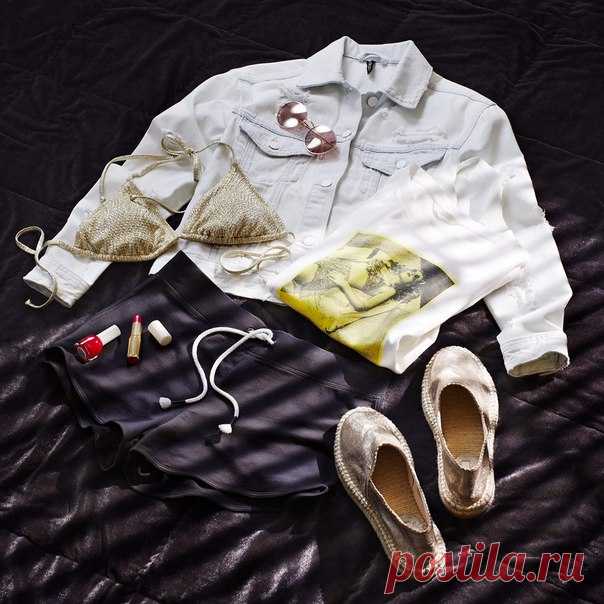 Создайте по-настоящему роскошный пляжный образ для приближающегося летнего сезона! Наденьте простые шорты, футболку с принтом и объемную куртку из денима, завершив образ ярко-красной помадой и актуальными аксессуарами. #HM