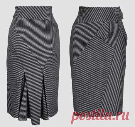 Красивая юбка в полоску от Karen Millen

 

Рассмотрим юбку со всех сторон:

• Юбка с завышением линии талии (ЛТ) на 5 см.
• Юбка без боковых швов, заужена к низу, с диагональными рельефами.
• Юбка на асимметричной кокетке. Вытачек на кокетке спереди нет.
• Молния в левом боковом шве кокетки.
• В задней средней детали сделаны цельнокроеные клинья «годе».
• В левой верхней части юбки три отлётных детали, задрапированные в виде бантов, они вшиваются в рельефные линии.

Модел...