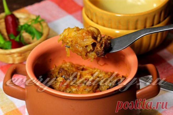 Капуста тушеная с мясом в горшочке: рецепт с фото