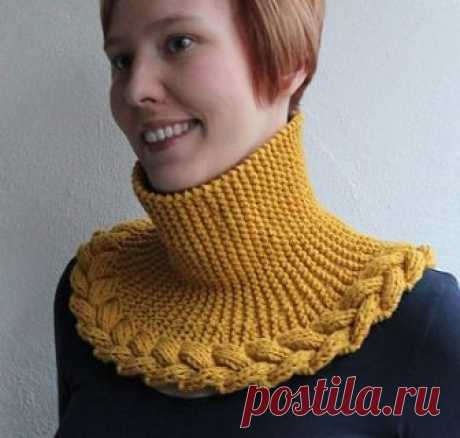 Манишка спицами, связанная узором "Косы" и платочной вязкой поперёк от "DROPS