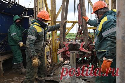 Кремль описал план действий в случае ограничений цен на российскую нефть. Если страны группы G7 введут потолок цен на российские сорта нефти, то топливо пойдет в те страны, которые к этим ограничениям не присоединятся. Об этом заявил пресс-секретарь президента России Дмитрий Песков. В каких конкретно странах Кремль уверен, как в союзниках в вопросе ограничения цен, он не уточнил.