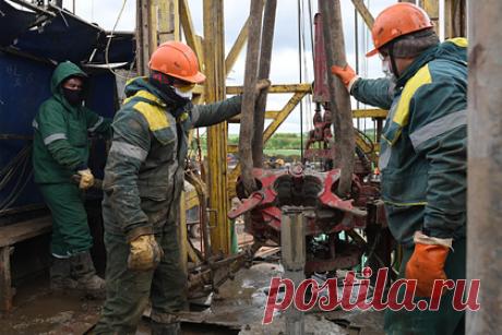 Кремль описал план действий в случае ограничений цен на российскую нефть. Если страны группы G7 введут потолок цен на российские сорта нефти, то топливо пойдет в те страны, которые к этим ограничениям не присоединятся. Об этом заявил пресс-секретарь президента России Дмитрий Песков. В каких конкретно странах Кремль уверен, как в союзниках в вопросе ограничения цен, он не уточнил.