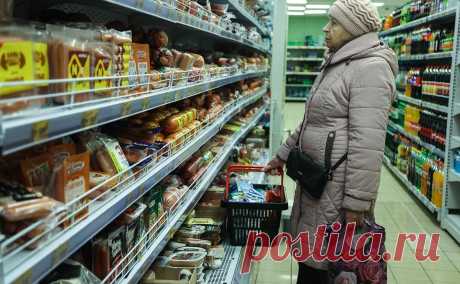 ФАС решила проанализировать цены на продукты на обоснованность. К социально значимым продуктам относят хлебобулочные изделия, молочную и мясную продукцию, а также овощи «борщевого набора». Цены на них в крупнейших сетях проверит ФАС