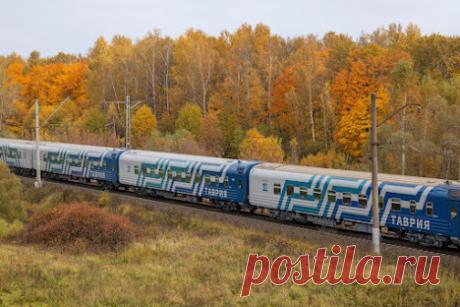 Перевозчик «Гранд Сервис Экспресс» утвердил схему движения поездов «Таврия» на маршрутах в Республику Крым и город Севастополь. Расписание, введенное после перехода на зимний график, будет действовать до апреля 2026 года.
Пассажирам доступны 10 круглогодичных поездов «Таврия», включая 4 ежедневных рейса из Москвы, 2 ежедневных поезда из Санкт-Петербурга.
4 поезда из других регионов России (Адлер, Кисловодск, Пермь, Омск). Билеты в Крым онлайн доступны за 90 дней до отправления поезда.