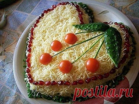 Салат из курицы с сыром

Ингредиенты:
- куриный копченый окорочок — 1 шт. или 400 гр. копченой куриной грудки
- куриное яйцо – 2 шт.
- кукуруза сладкая консервированная – 150 гр.
- твердый сыр – 130 гр.
- майонез 50% — 200 гр.
- томаты средней величины – 2 шт.
- чеснок – 2 зубка
- зелень: укроп – 2 веточки
- специи: соль и черный молотый перец – по одной щепотке

1. Из окорочка удалим шкуру, косточки, хрящи и нарежем кубиками. И разместим первым слоем в салатнице или крема...