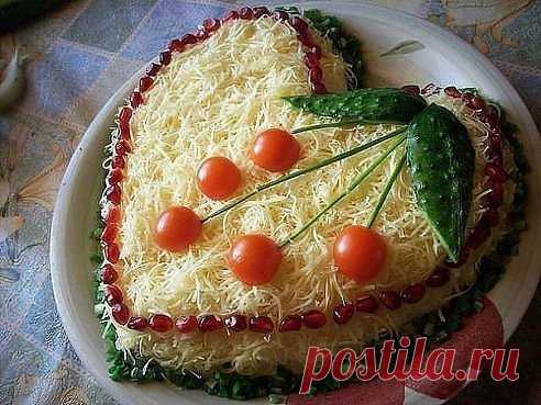 Салат из курицы с сыром

Ингредиенты:
- куриный копченый окорочок — 1 шт. или 400 гр. копченой куриной грудки
- куриное яйцо – 2 шт.
- кукуруза сладкая консервированная – 150 гр.
- твердый сыр – 130 гр.
- майонез 50% — 200 гр.
- томаты средней величины – 2 шт.
- чеснок – 2 зубка
- зелень: укроп – 2 веточки
- специи: соль и черный молотый перец – по одной щепотке

1. Из окорочка удалим шкуру, косточки, хрящи и нарежем кубиками. И разместим первым слоем в салатнице или крема...
