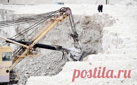 Росстат впервые зафиксировал посткризисный отскок промышленности. В апреле промышленное производство выросло на 5,2% — такая динамика сравнима с «досанкционным» февралем 2022 года и зафиксирована впервые с начала кризиса. Выйти в рост спустя семь месяцев снижения удалось добывающему сектору