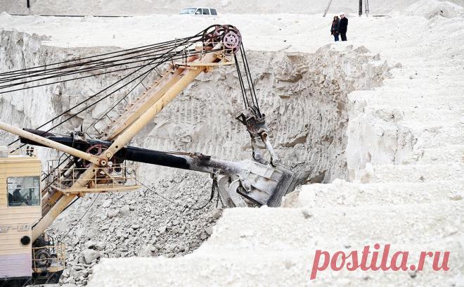 Росстат впервые зафиксировал посткризисный отскок промышленности. В апреле промышленное производство выросло на 5,2% — такая динамика сравнима с «досанкционным» февралем 2022 года и зафиксирована впервые с начала кризиса. Выйти в рост спустя семь месяцев снижения удалось добывающему сектору