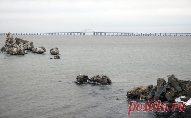 Спасатели сообщили о повреждении танкера в Керченском проливе из-за ВСУ. Экипаж не пострадал, но повреждено машинное отделение танкера. К месту ЧП прибыли два буксира. По данным телеграм-каналов, речь идет о судне Sig, которое ходит под российским флагом, оно подверглось атаке дрона