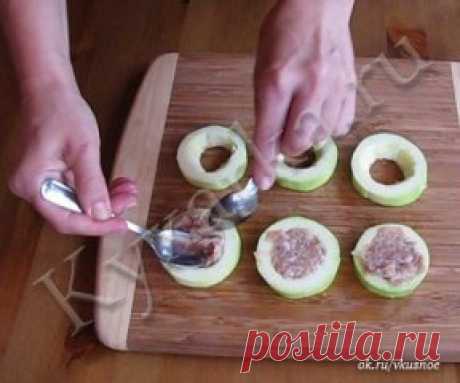 Кабачки с мясом в кляре
Ингредиенты:
- 2 – 3 молодых кабачка
- 300 г мяса (можно в любом раскладе – свинина, говядина, смешанный фарш, курица и даже рыба)
- 1 луковица
- 1 – 2 ломтика белого хлеба (можно и без него)
- 1 яйцо
- Соль, перец, чеснок (по желанию)
Для кляра:
- Мука – 2 столовые ложки
- 1 – 2 куриных яйца
- 2 – 3 чайные ложки молока
- Соль, перец
Приготовление:
Кабачок нарежьте на кружки толщиной 1.5 – 2 см. При необходимости срежьте кожуру (если кожура молодая ...