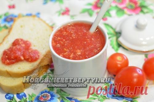 Хреновина рецепты Хреновина представляет собой острый соус, приготовленный из измельченных помидоров, хрена, чеснока и соли. Все ингредиенты пропускаются через мясорубку. Также может быть добавлен черный, красный, слад…