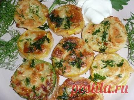 Кабачки в чесночном кляре.
Ваши домашние останутся довольны этим блюдом, да так, что попросят добавки!
Вам понадобится
Кабачок-2 шт.
Яйцо куриное-2 шт.
Сметана-1/2 стакана
Чеснок-1 долька
Зелень (укроп)-1/2 пучка
Оливковое масло Extra Virgin 500 мл-6 ст. л.
Перец красный молотый-1 щепотка
Приправа Чеснок и перец-1 ч. л.
Соль по вкусу
Мука пшеничная высший сорт-7 ст. л.
Приготовление (с пошаговыми фото):
Сделать кляр: смешать яйца, 3-4 ст. л. муки, сметану, приправу.
Кабачок нарезать колечками