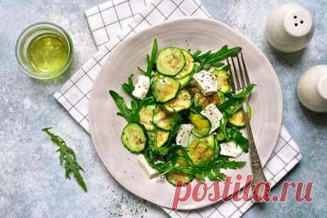 Leichter Zucchini Salat mit Rucola, Feta und Zitronendressing Ein leichter und erfrischender Zucchini Salat mit Rucola, Feta und Zitronen-Dressing. Die eingelegten Zucchini passen gut zu Käse, Kräutern und einem würzigen sauren Zitronendressing.