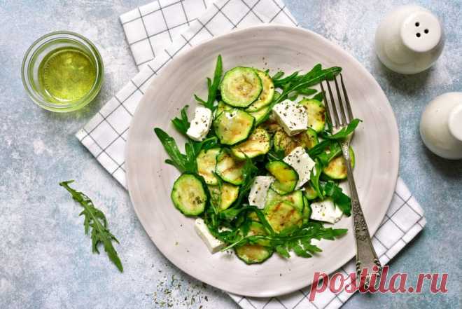Leichter Zucchini Salat mit Rucola, Feta und Zitronendressing Ein leichter und erfrischender Zucchini Salat mit Rucola, Feta und Zitronen-Dressing. Die eingelegten Zucchini passen gut zu Käse, Kräutern und einem würzigen sauren Zitronendressing.