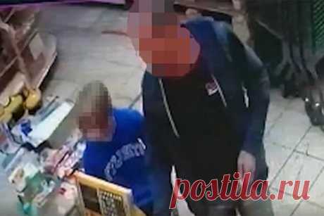 Подозреваемого в убийстве школьниц в Киселевске назвали спокойным и улыбчивым. Сотрудница магазина, работавшая в смену, когда в Киселевске пропали две десятилетние девочки, рассказала о поведении подозреваемого в убийстве мужчины и назвала его спокойным. Она отметила, что мужчина купил девочкам чипсы и сладости и улыбался, когда дети благодарили его за покупки.