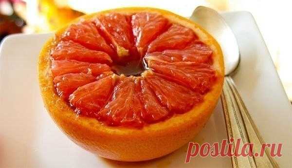 Запеченный грейпфрут с корицей и коричневым сахаром.