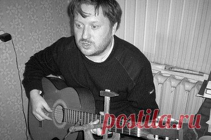 Экс-редактора «Аншлага» нашли мертвым. Сценарист и экс-редактор юмористической передачи «Аншлаг» Дмитрий Курилов умер в возрасте 56 лет. Его нашли мертвым у подъезда его дома на севере Москвы. Курилов родился в августе 1966 года в Костроме. Помимо «Аншлага», он работал редактором «Литературной газеты», выступил сценаристом для многих фильмов и сериалов.