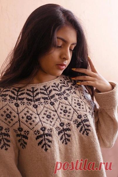 Карлина Пуловер дизайн Уитни Хэйворд
(на русском языке, правда очень мелко, лучшего качества фото не нашла)

Удобный и просторный вязаный пуловер Carlina с круглой кокеткой из цветного узора, с большим положительным припуском на свободу облегания или немного более узкий в зависимости от Вашего предпочтения. Прибавки, показанные на схеме цветного узора, формируют кокетку пуловера, который вяжется сверху вниз.

ОКОНЧАТЕЛЬНЫЕ ИЗМЕРЕНИЯ
Окружность груди: 103 (110.5, 118.5, 127...
