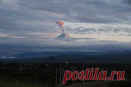 На Камчатке вулкан выбросил столб пепла