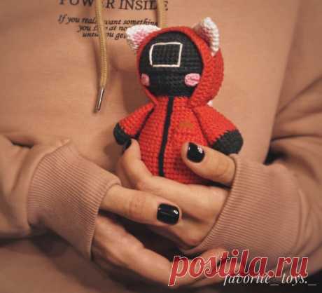 PDF Котик надзиратель крючком. FREE crochet pattern; Аmigurumi animal patterns. Амигуруми схемы и описания на русском. Вязаные игрушки и поделки своими руками #amimore - котик в образе надзирателя из сериала &quot;Игра в кальмара&quot;, кот, котёнок.