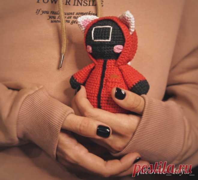 PDF Котик надзиратель крючком. FREE crochet pattern; Аmigurumi animal patterns. Амигуруми схемы и описания на русском. Вязаные игрушки и поделки своими руками #amimore - котик в образе надзирателя из сериала "Игра в кальмара", кот, котёнок.