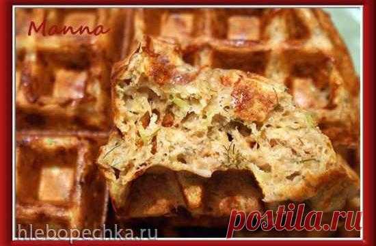 Сырно-кабачковые вафли (вафельница KitchenAid Artisan)  Сыр и кабачок шинкуем на крупной терке. К ним добавляем укроп и перемешиваем. Вводим муку, сыворотку, соль и специи у меня карри масала. В тесто просеиваем сод