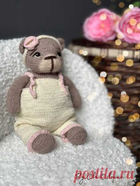 PDF Мишка спицами. Knitting pattern; Аmigurumi toy patterns. Мастер классы, схемы и описания на русском языке. Вязаные игрушки и поделки своими руками. Маленькие мишки своими руками, плюшевый мишка, забавный мишка из пряжи, мишка тедди, мишка спицами.