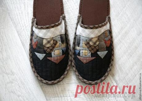 Шьем уютные домашние тапочки Сложность: ниже средней
Время работы: 1 день Материалы: мат, ножницы, японский фактурный хлопок, ткань для пэчворка, нож, швейная машина, подошва
Нам потребуются:
- обрезки лоскутков японского фактурн...